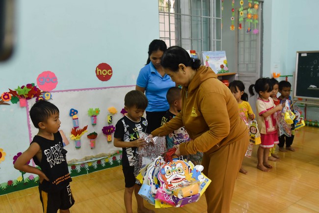 Ban Từ thiện: Tặng quà Trung Thu cho các em học sinh ở Đắk Som, Đăk Nông